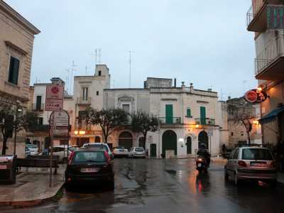 Il modo pi� facile per raggiungere il centro storico da Bari � entrare in paese dalla statale 100 per percorrere poi per intero via Casalino. Alla fine di questa strada ci si trova davanti al borgo antico il cui ingresso � rappresentato da una zona definita R�t a terr (�dietro la terra�), perch� qui un tempo finiva la citt� e iniziava la campagna